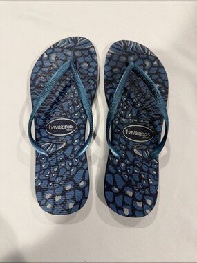 Havaianas women’s Slim Flip Flops in Navy Blue Pattern
